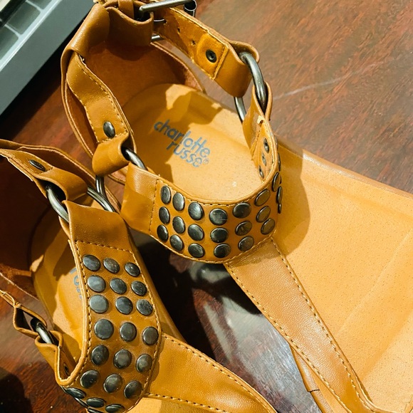 Varieties of SANDALS 👡 price is for one pair!!! - Picture 9 of 14